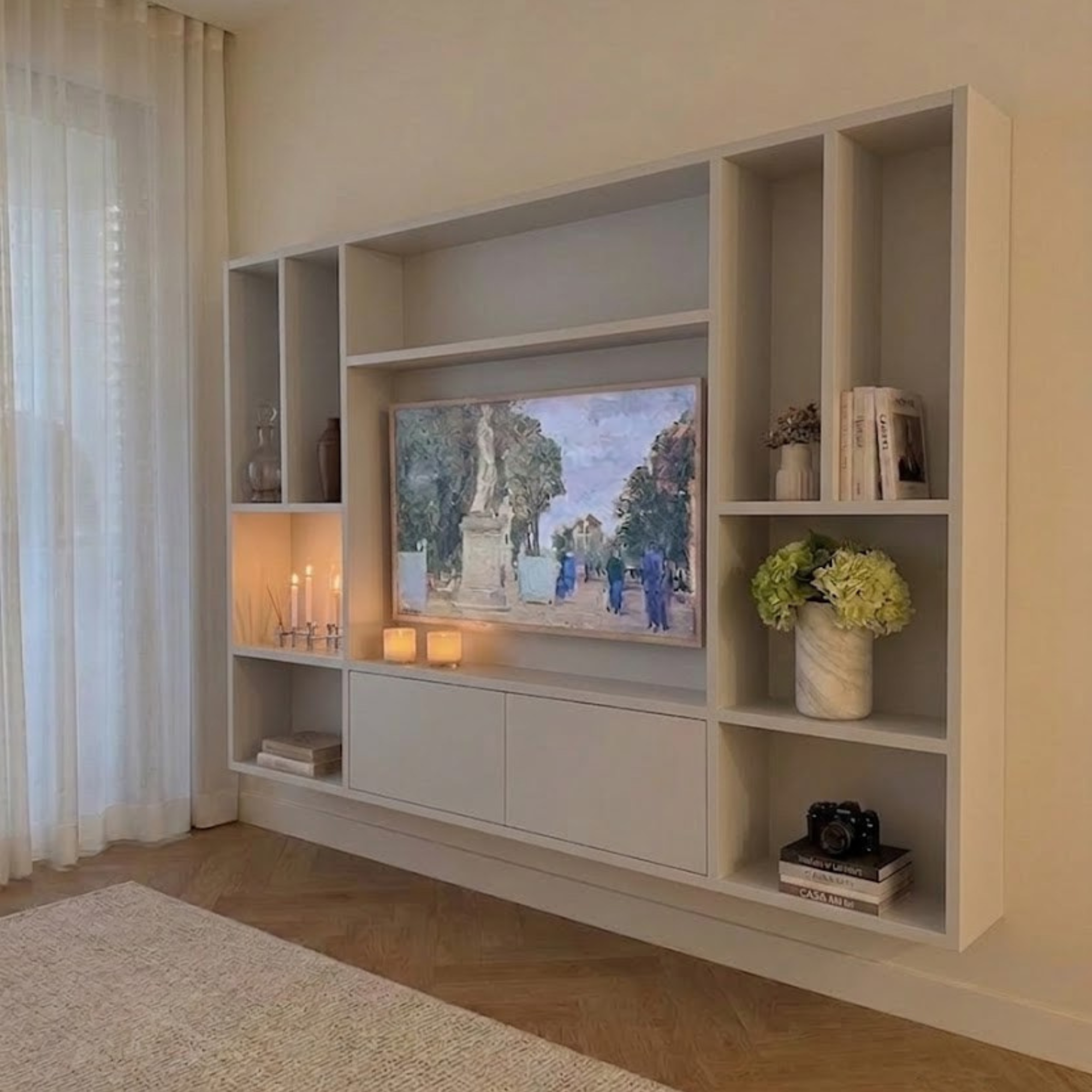 Lichte cinewall in moderne woonkamer