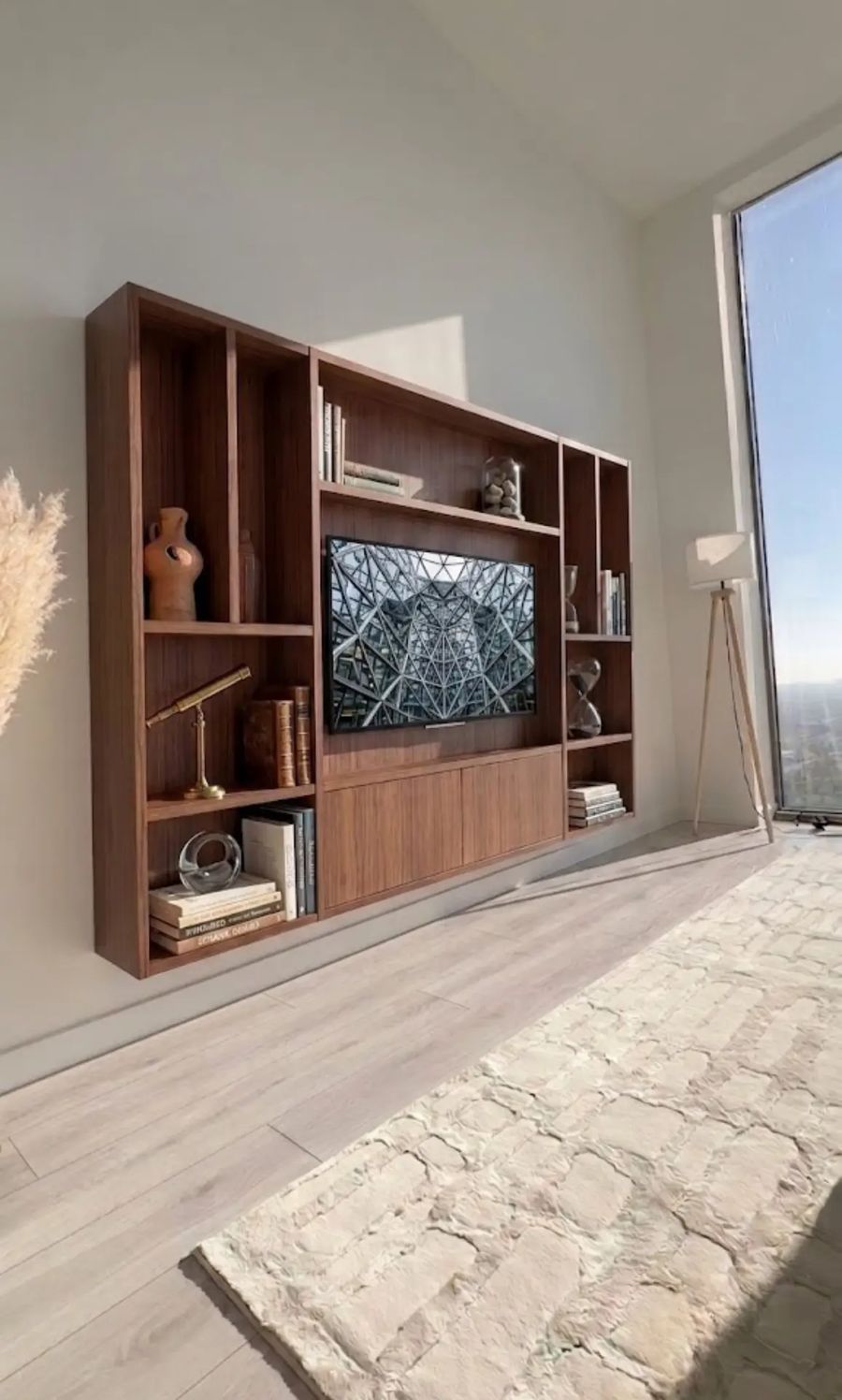 Houten cinewall met tv en decoratie in lichte woonkamer