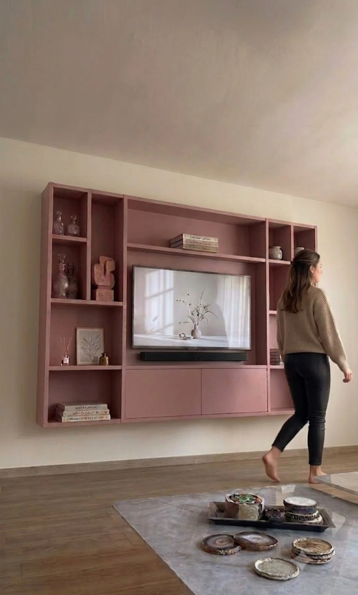 Roze cinewall in moderne woonkamer