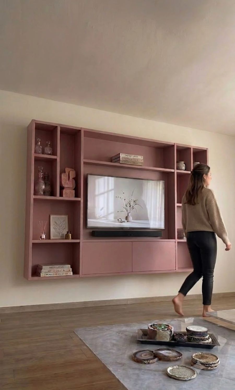Roze cinewall in moderne woonkamer