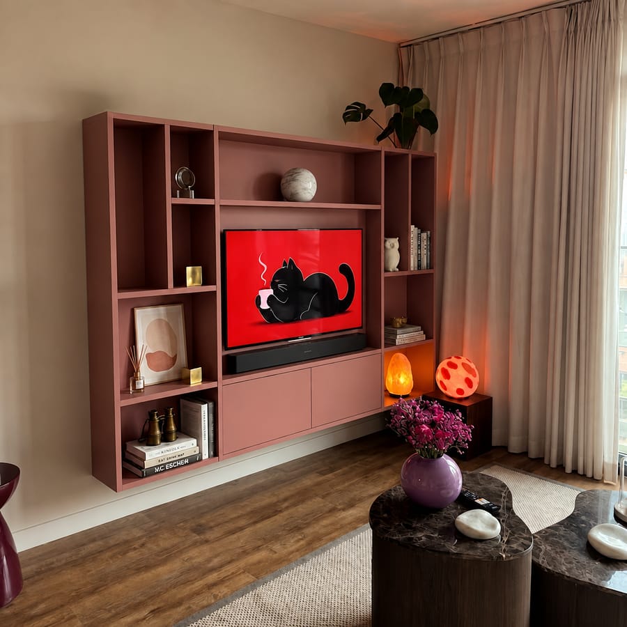 Roze cinewall met tv in woonkamer