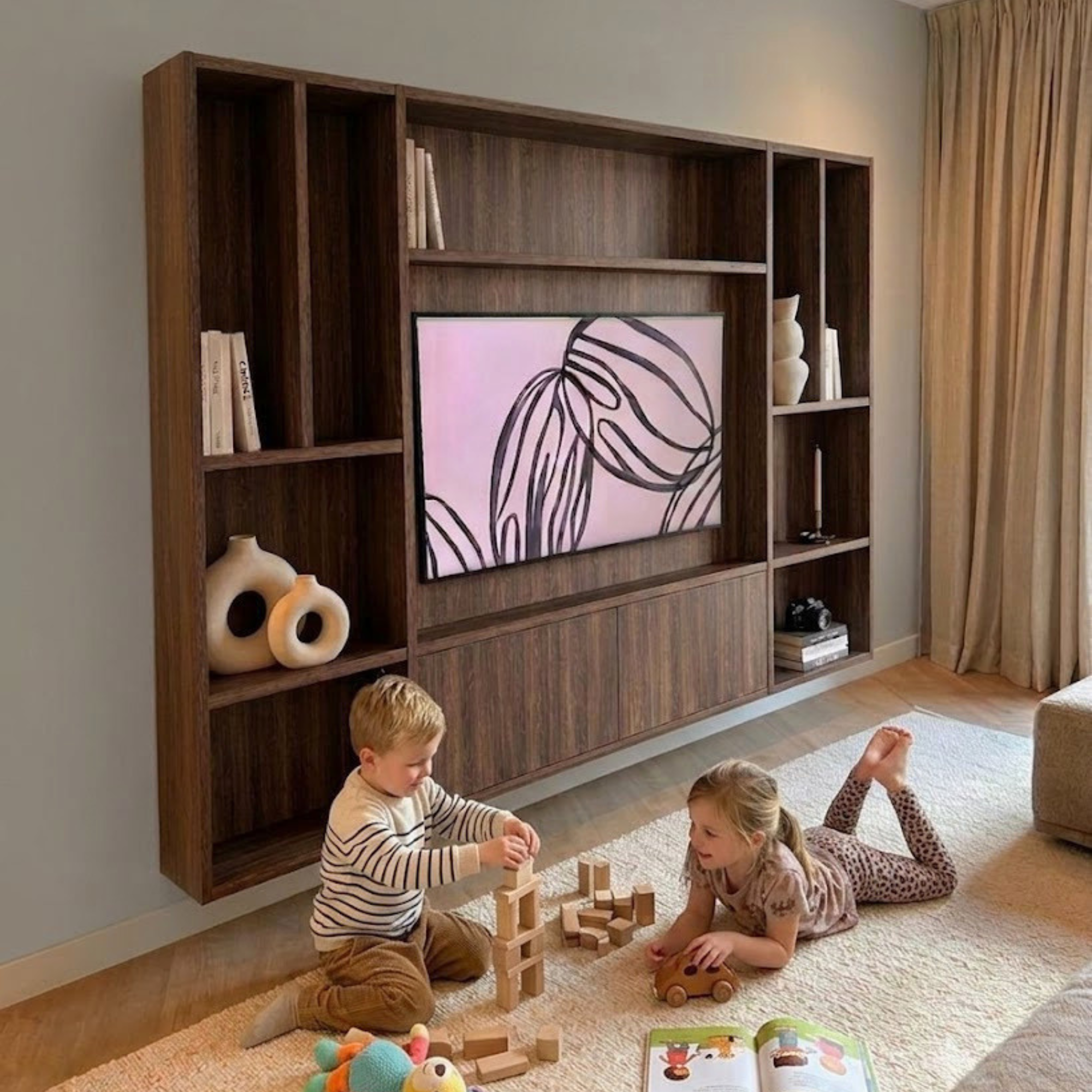 Kinderen spelen voor houten cinewall