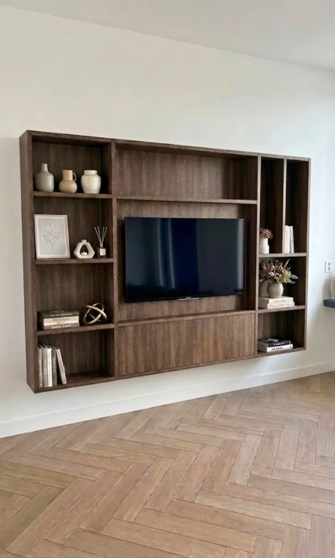 Donkere houten cinewall met tv en vakken