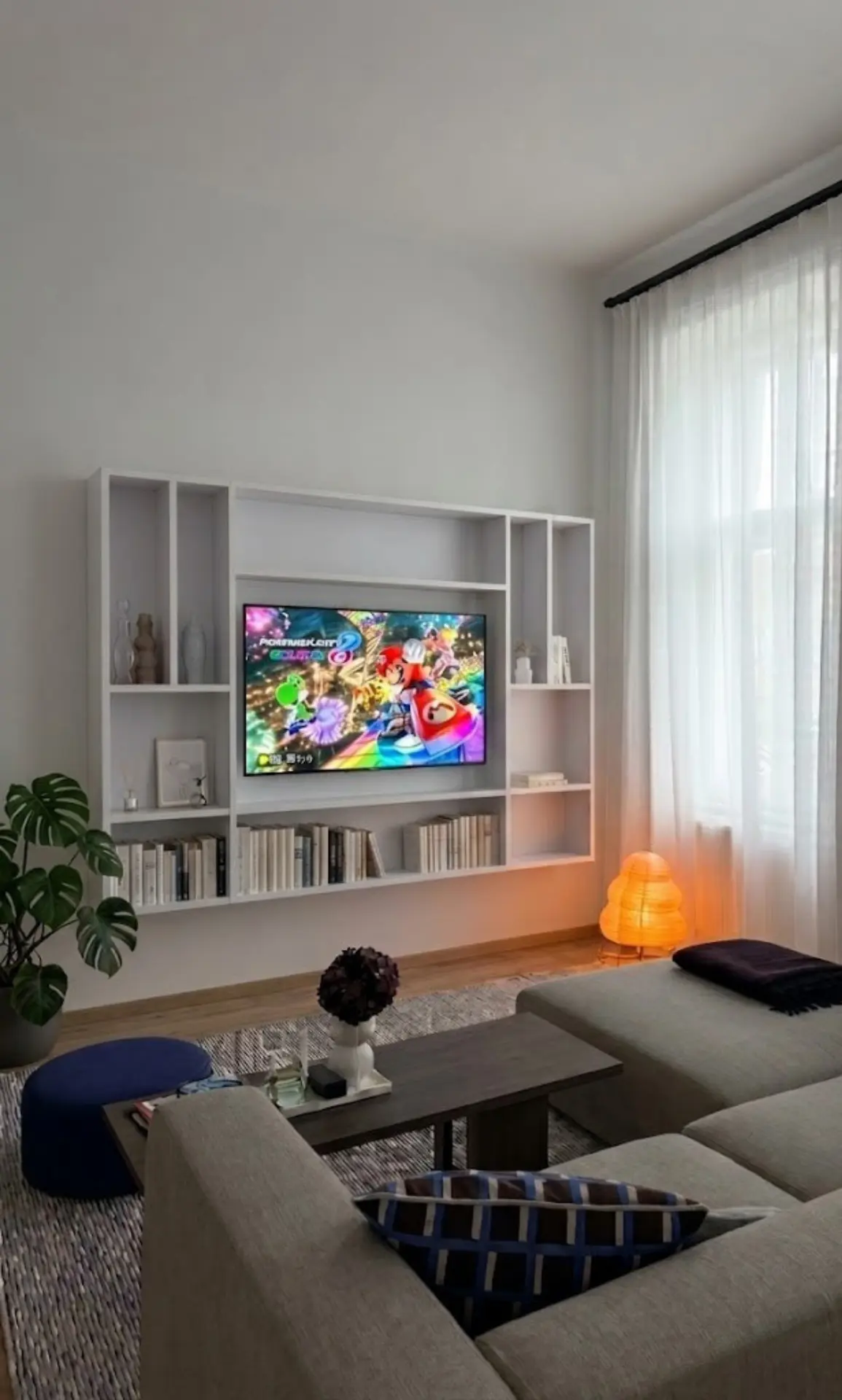 Witte cinewall met tv in lichte woonkamer