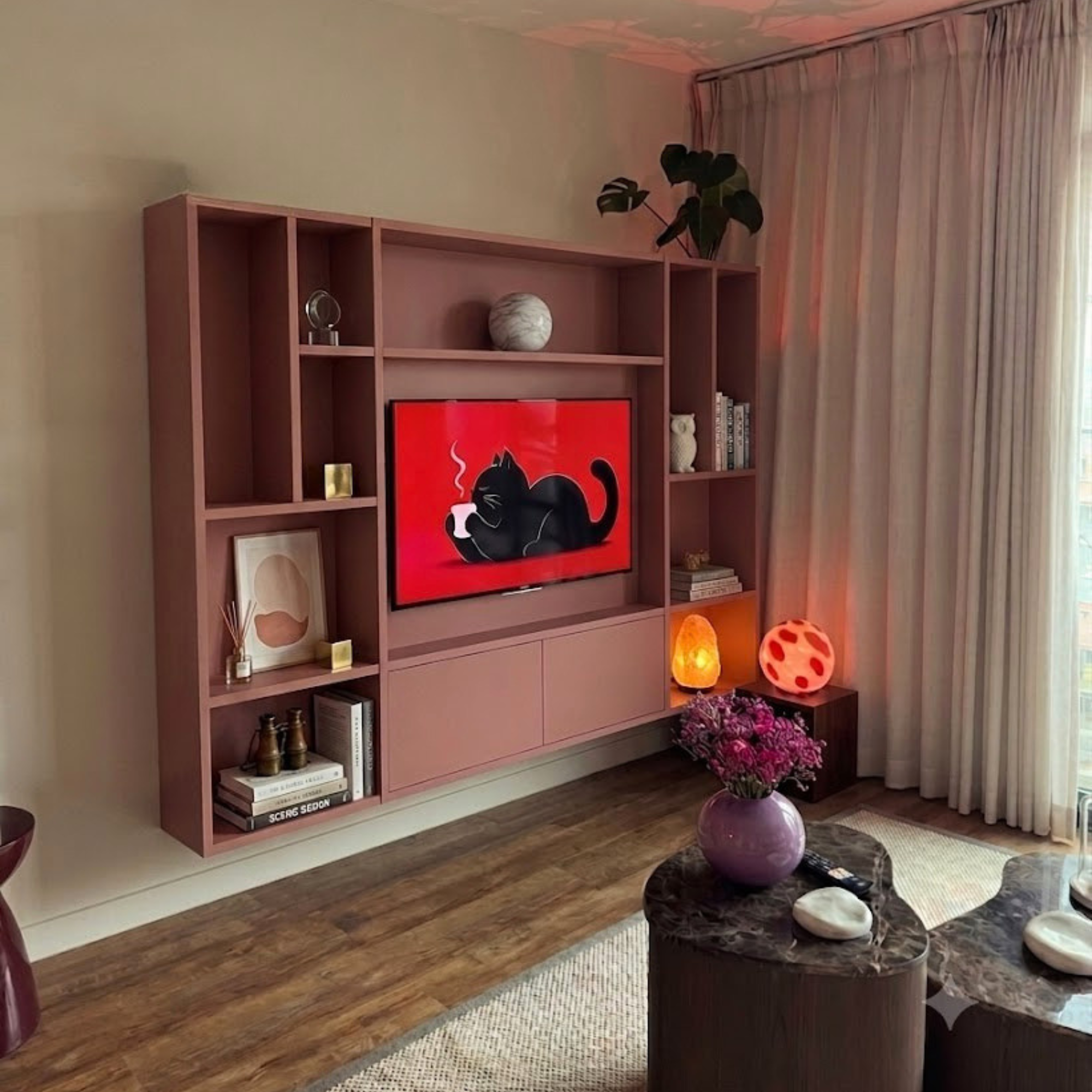 Roze cinewall met tv in woonkamer
