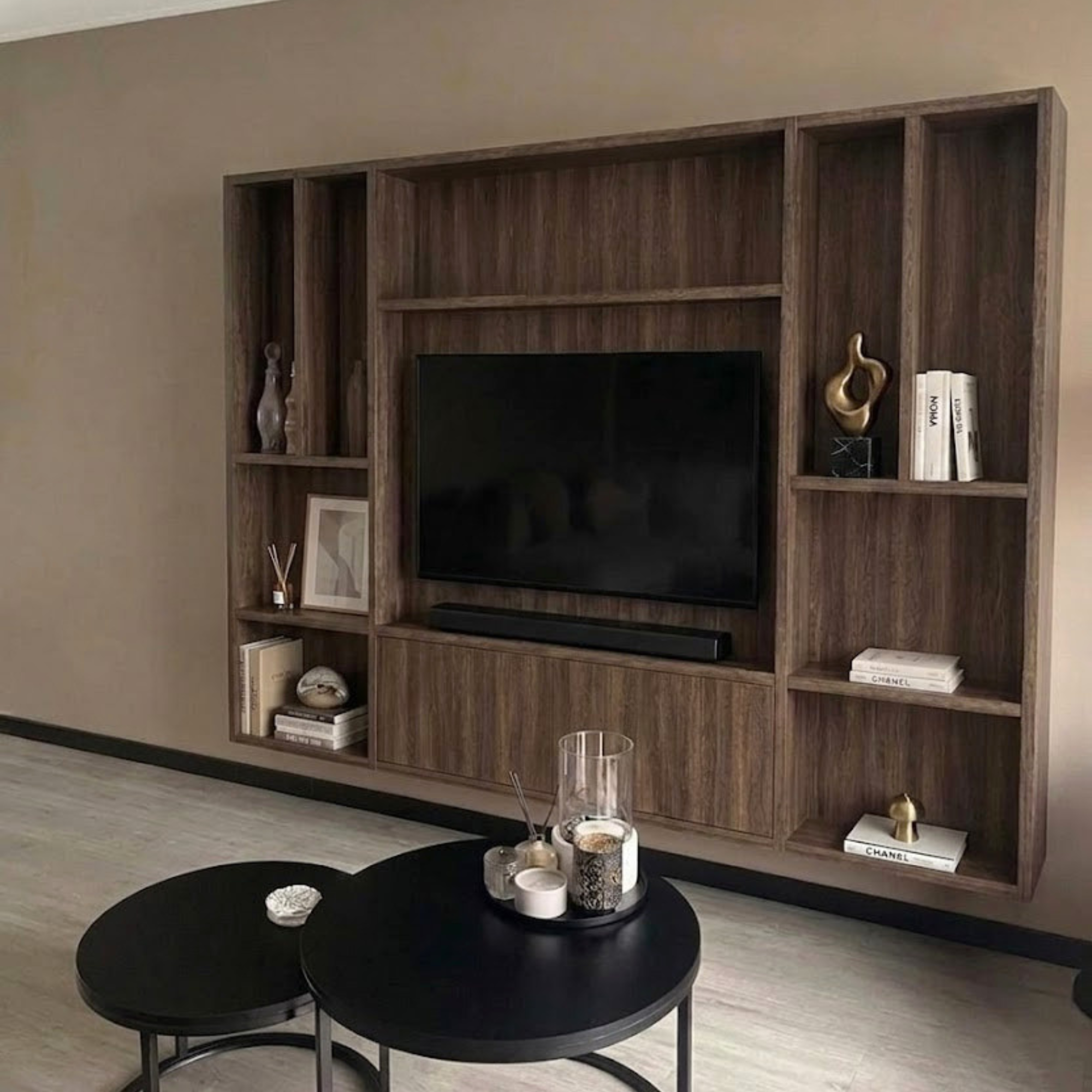 Donkere houten cinewall met tv en decoratie in moderne woonkamer